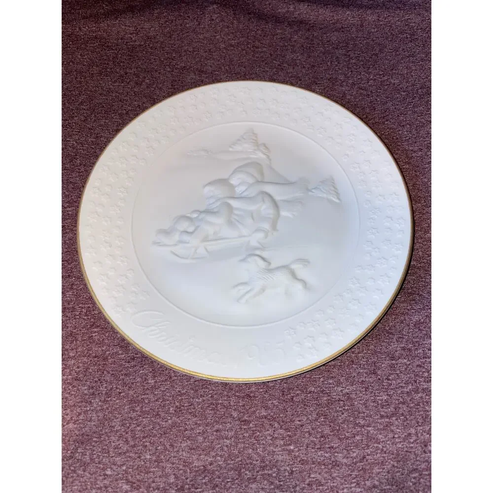 Vintage Avon Christmas plate 1985 white with gold trim